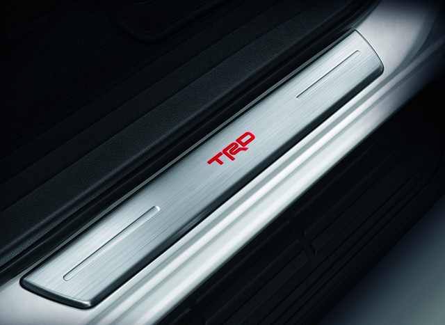 TRD Sportivo - สคัฟเพลท พร้อมไฟเรืองแสงสัญลักษ์ TRD บ่งบอกความสปอร์ตที่เป็นคุณ